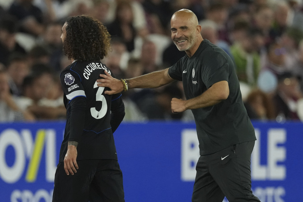Chelsea's head coach Enzo Maresca substitutes Marc Cucurella during the Premier League soccer match between Chelsea and West Ham in London, Friday, Aug. 22, 2025. (AP Photo/Dave Shopland)