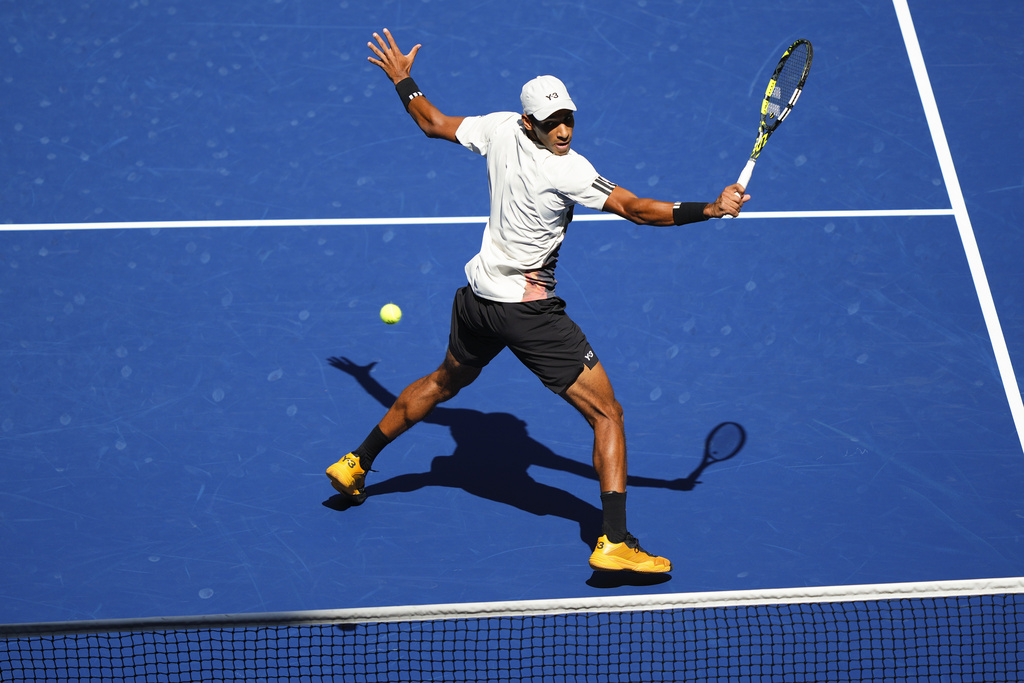 Felix Auger-Aliassime, of Canada, returns a shot to Alex de Minaur, of Australia, during the quarterfinal round of the U.S. Open tennis championships, Wednesday, Sept. 3, 2025, in New York. (AP Photo/Yuki Iwamura)