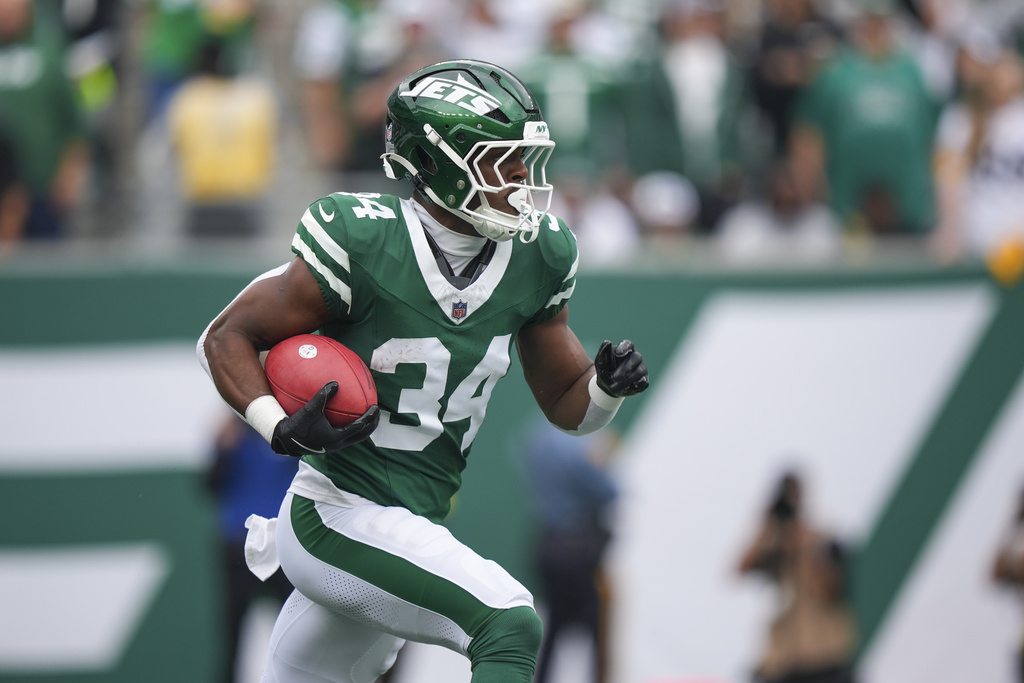New York Jets' Kene Nwangwu returns the opening kickoff from the Pittsburgh Steelers during the first half of an NFL football game Sunday, Sept. 7, 2025, in East Rutherford, N.J. (AP Photo/Matt Slocum)