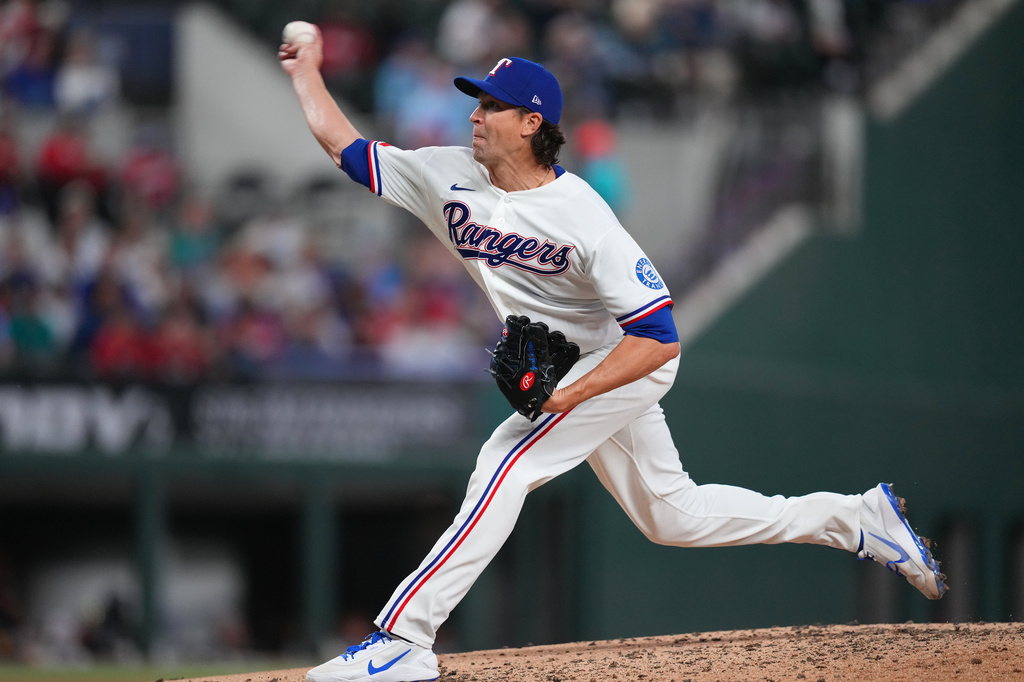 Texas Rangers starting pitcher Jacob deGrom throws a pitch to the Seattle Mariners during the fourth inning of a baseball game Monday, April 6, 2026, in Arlington, Texas. (AP Photo/Julio Cortez)