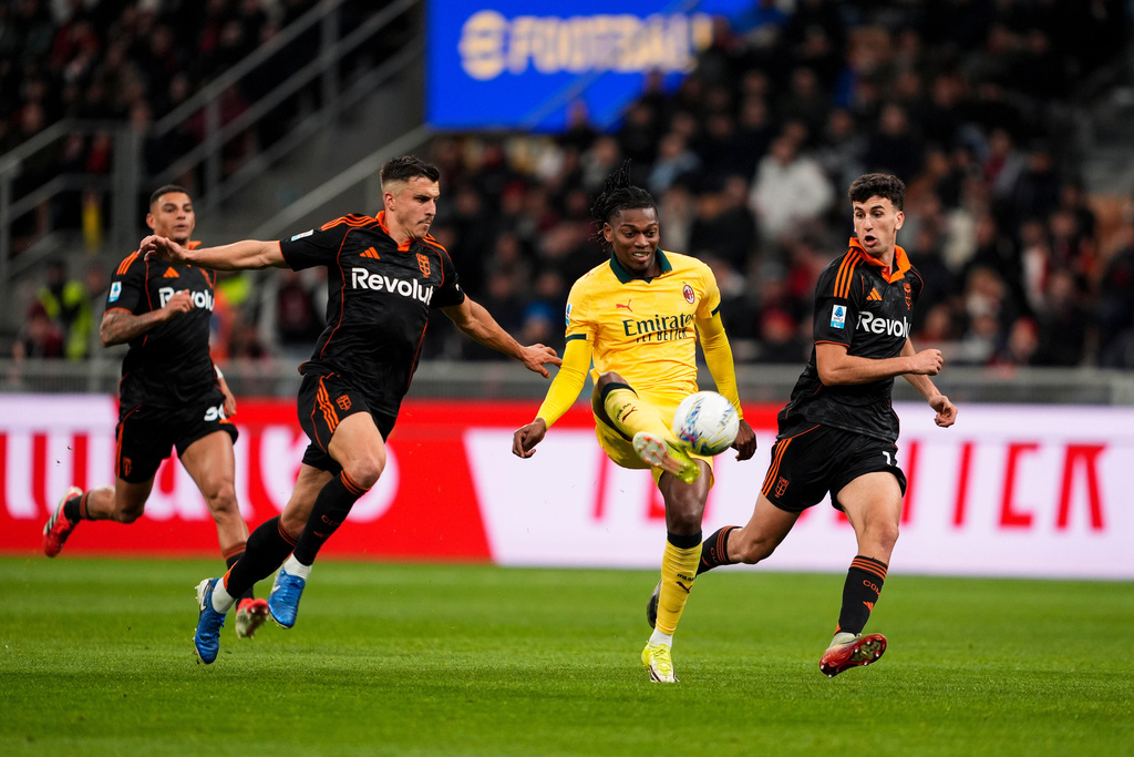 AC Milan's Rafael Leao, center, scores against Como during the Serie A soccer match, Wednesday, Feb., 18 2026, in Milan, Italy. (Fabio Ferrari/LaPresse via AP)