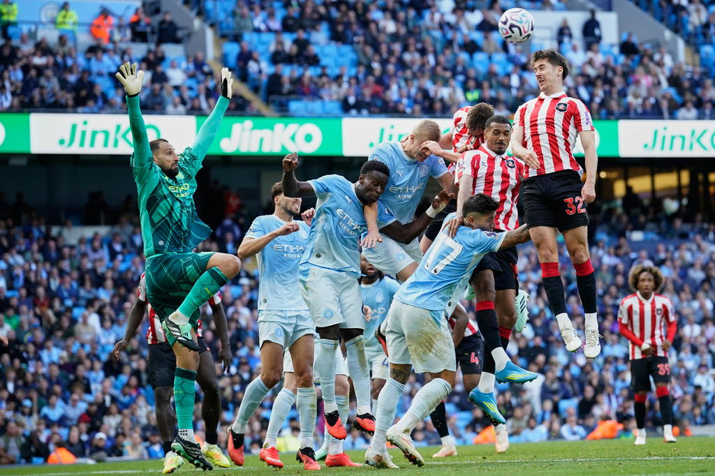 Sunderland's Trai Hume goes for a header during the English Premier League soccer match between Manchester City and Sunderland in Manchester, England, Sunday, Sept. 20, 2026. (AP Photo/Dave Thompson)
