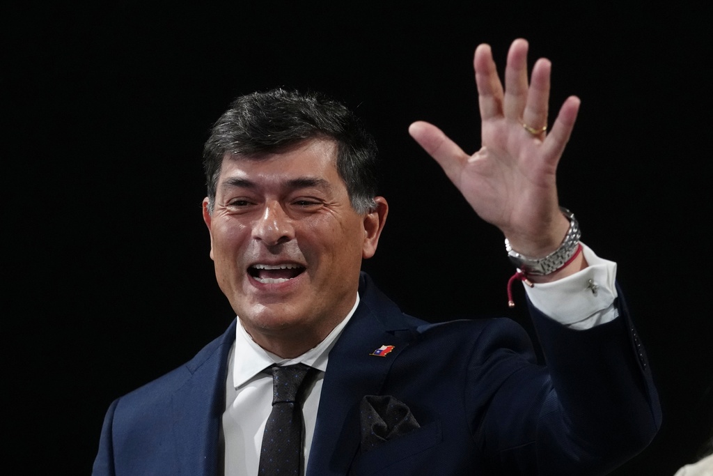 FILE - Chilean presidential candidate Franco Parisi waves upon arriving to take part in a presidential debate, in Santiago, Chile, Sept. 10, 2025. (AP Photo/Esteban Felix)