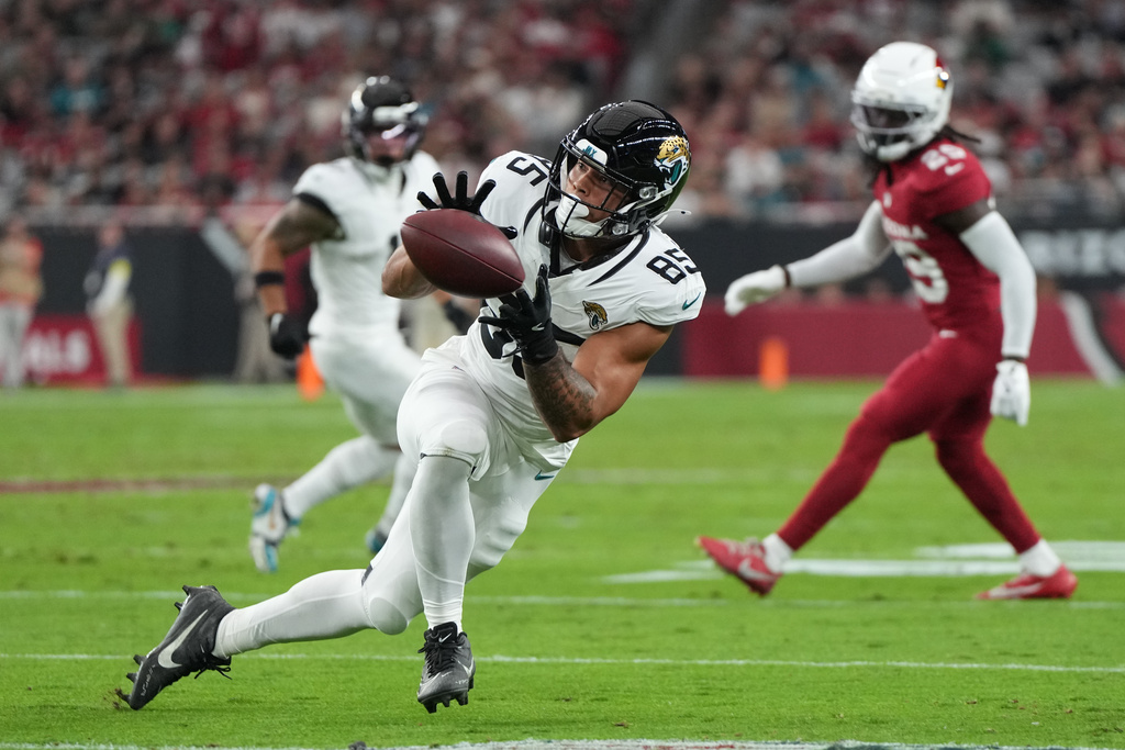 Jacksonville Jaguars tight end Brenton Strange (85) catches a pass during the first half of an NFL football game against the Arizona Cardinals Sunday, Nov. 23, 2025, in Glendale, Ariz. (AP Photo/Rick Scuteri)