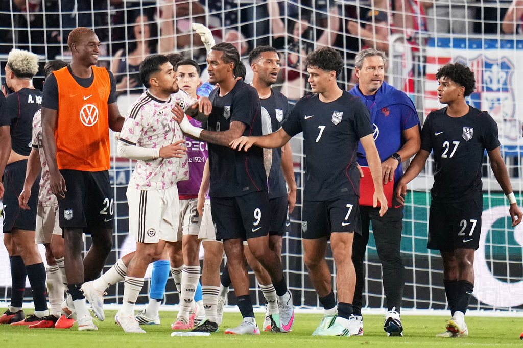 Members of United States and Chile scuffle near the end of their international friendly soccer match Tuesday, Sept. 29, 2026, in St. Louis. (AP Photo/Jeff Roberson)