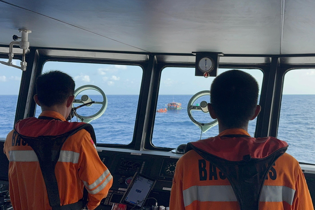 In this photo released by the Indonesian National Search and Rescue Agency (BASARNAS), rescue ship approaches a raft to evacuate the passengers of a boat that sank on Monday, in the waters off Taliabu Island, Indonesia, Tuesday, March 31, 2026. (BASARNAS via AP)