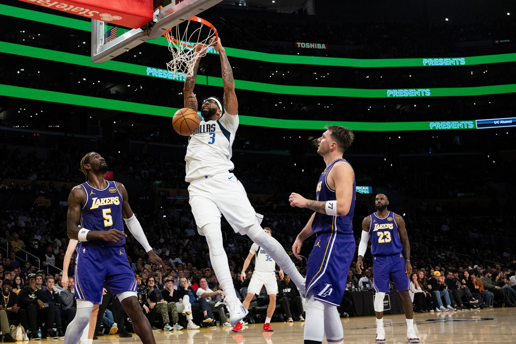 Dallas Mavericks forward Anthony Davis (3) ducks during the first half of an NBA Cup basketball game against the Los Angeles Lakers in Los Angeles, Friday, Nov. 28, 2025. (AP Photo/Kyusung Gong)