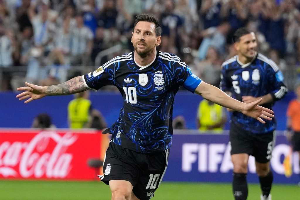 Argentina's Lionel Messi (10) celebrates scoring his side's 3rd goal during the World Cup Group J soccer match between Jordan and Argentina in Arlington, Texas, near Dallas, Saturday, June 27, 2026. (AP Photo/Tony Gutierrez)