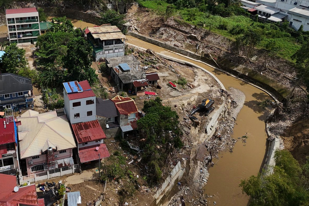 Damaged houses along a river in Bacayan, Cebu province, central Philippines on Friday Nov. 7, 2025 after Typhoon Kalmaegi devastated the province and claimed lives. (AP Photo/Jacqueline Hernandez)