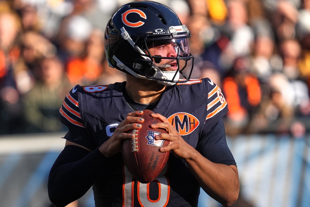 Chicago Bears quarterback Caleb Williams looks to pass the ball during the second half of an NFL football game against the Pittsburgh Steelers, Sunday, Nov. 23, 2025, in Chicago. (AP Photo/Nam Huh)