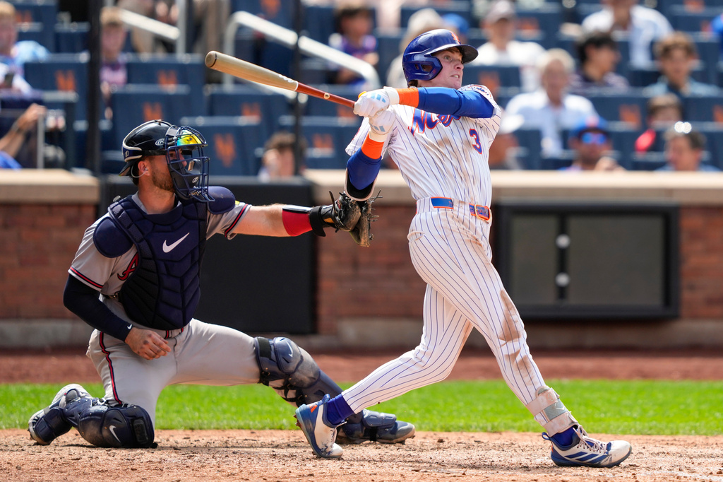 New York Mets' Carson Benge hits an RBI double during the seventh inning in the first baseball game of a doubleheader against the Atlanta Braves, Wednesday, July 29, 2026, in New York. (AP Photo/Yuki Iwamura)