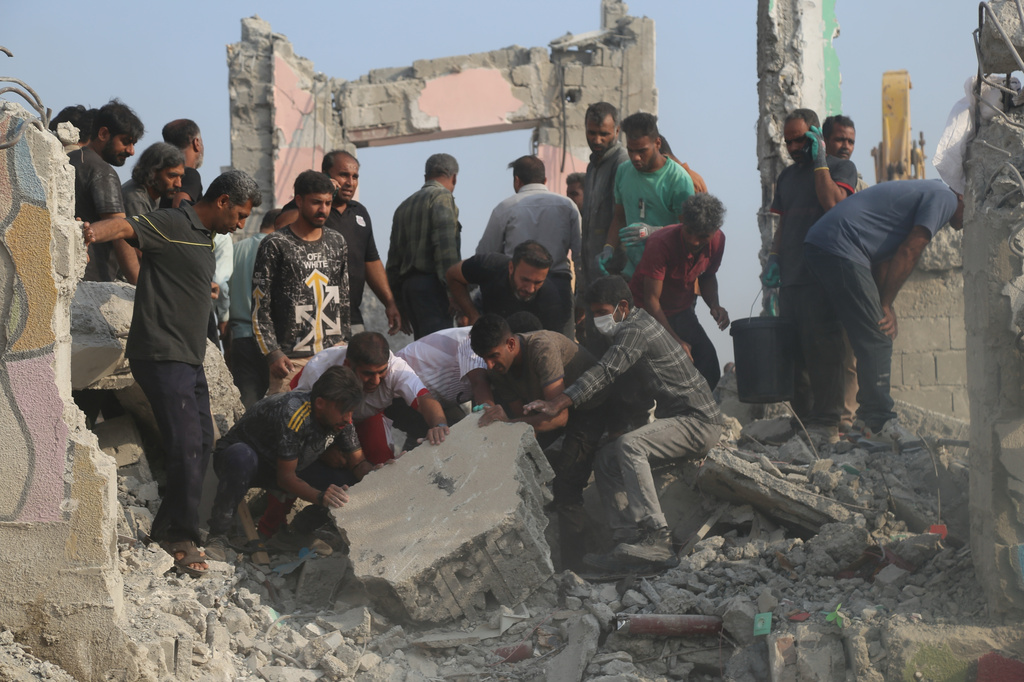 FILE.- Rescue workers and residents search through the rubble in the aftermath of a strike on a primary school in Minab, Iran, Saturday, Feb. 28, 2026. (Abbas Zakeri/Mehr News Agency via AP, File)