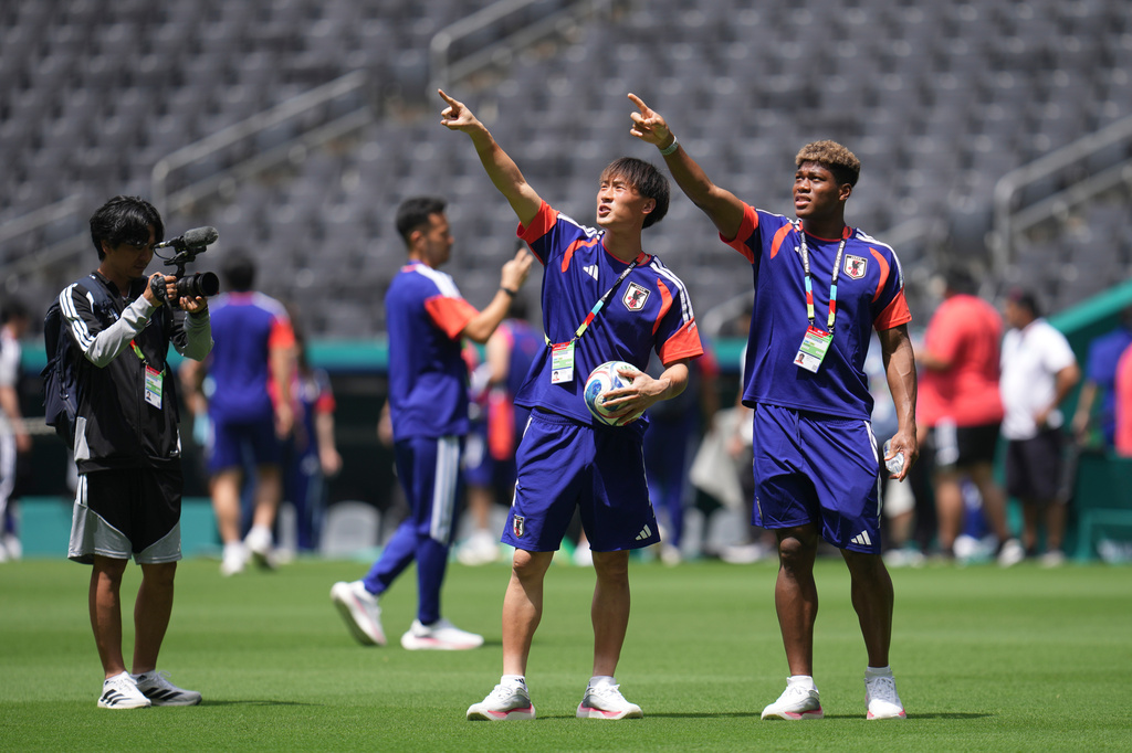 Japan goalkeeper Keisuke Osako, left, and Zion Suzuki enter to the pitch ahead of their World Cup Group F soccer match against Tunisia in Guadalupe, near Monterrey, Mexico, Friday, June 19, 2026.(AP Photo/Matias Delacroix)