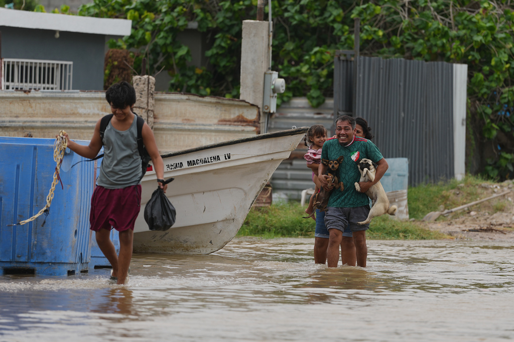 People evacuate their homes as Hurricane Polo approaches Puerto San Carlos, Baja California Sur state, Mexico, Monday, Sept. 28, 2026. (AP Photo/Eduardo Verdugo)