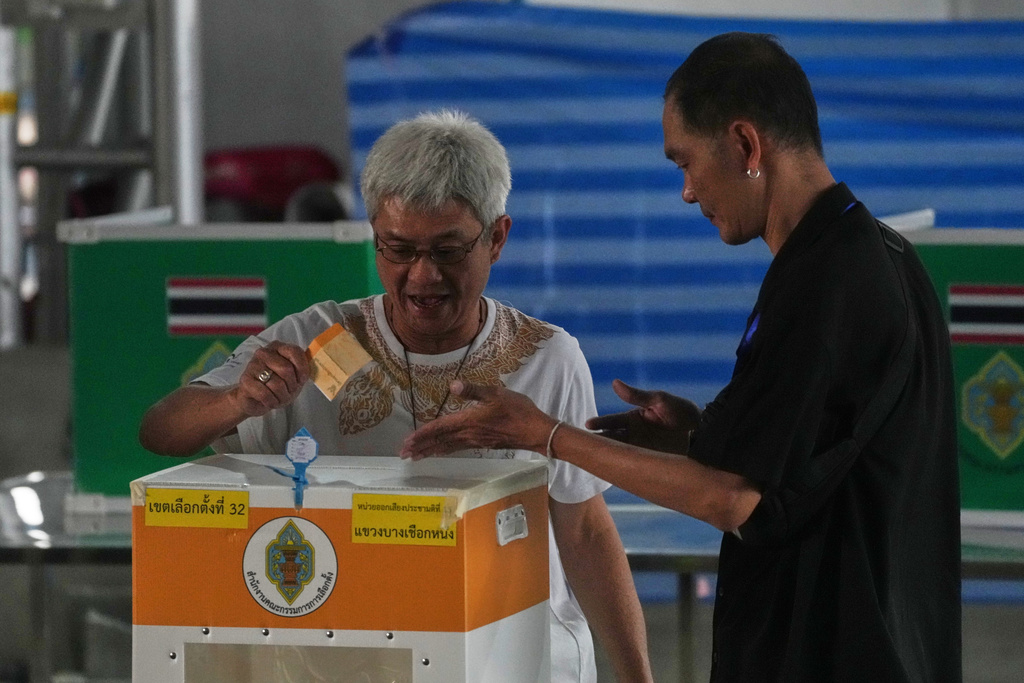CORRECTS DATE TO 8, NOT 7 - A voter casts his ballot at a polling station during general election in Bangkok, Sunday, Feb. 8, 2026. (AP Photo/Sakchai Lalit)