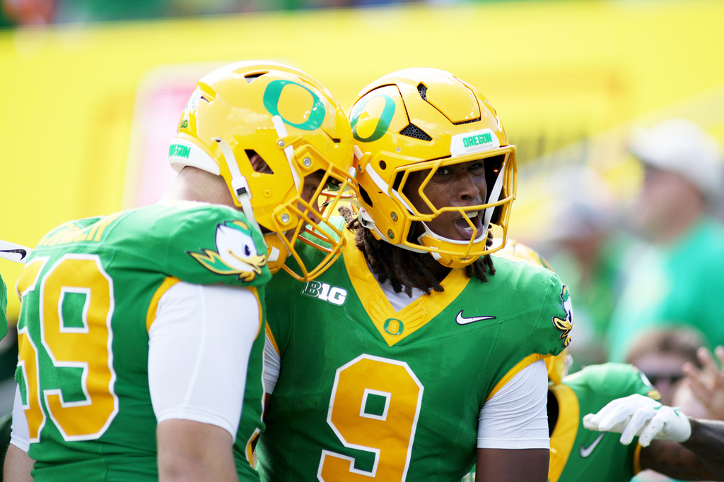 Oregon offensive lineman Fox Crader (59) congratulates tight end Jamari Johnson (9) on a touchdown during the first half of an NCAA college football game against Boise State, Saturday, Sept. 5, 2026, in Eugene, Ore. (AP Photo/Lydia Ely)