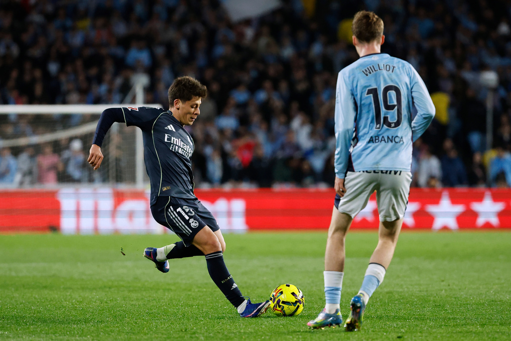 Real Madrid's Arda Guler, left, duels for the balls with Celta's Williot Swedberg during a Spanish La Liga soccer match between Celta Vigo and Real Madrid in Vigo, Spain, Friday, March 6, 2026. (AP Photo/Lalo R. Villar)