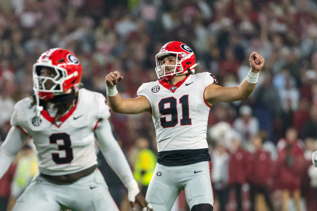 Georgia kicker Peyton Woodring (91) watches his field goal against Alabama during the first half of an NCAA college football game Saturday, Oct. 10, 2026, in Tuscaloosa, Ala. (AP Photo/Vasha Hunt)