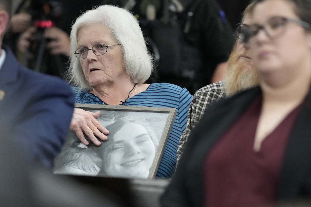 Debbie Dennison, grandmother to murder victim James Matthew Wilson, holds a portrait in court during a preliminary hearing for Austin Drummond, who is accused of quadruple murder, Thursday, Sept. 4, 2025, in Tiptonville, Tenn. (AP Photo/George Walker IV, Pool)