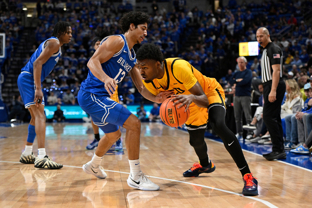 Saint Louis' Dion Brown (13) defends against Virginia Commonwealth's Barry Evans, front right, during the first half of an NCAA college basketball game, Friday, Feb. 20, 2026, in St. Louis. (AP Photo/Lexie Knight)