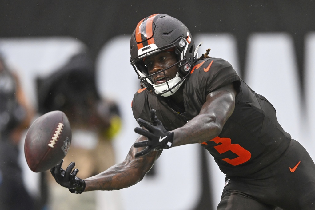 Cleveland Browns' Jerry Jeudy can't catch a pass during the second half of an NFL football game against the Green Bay Packers Sunday, Sept. 21, 2025, in Cleveland. (AP Photo/David Richard)