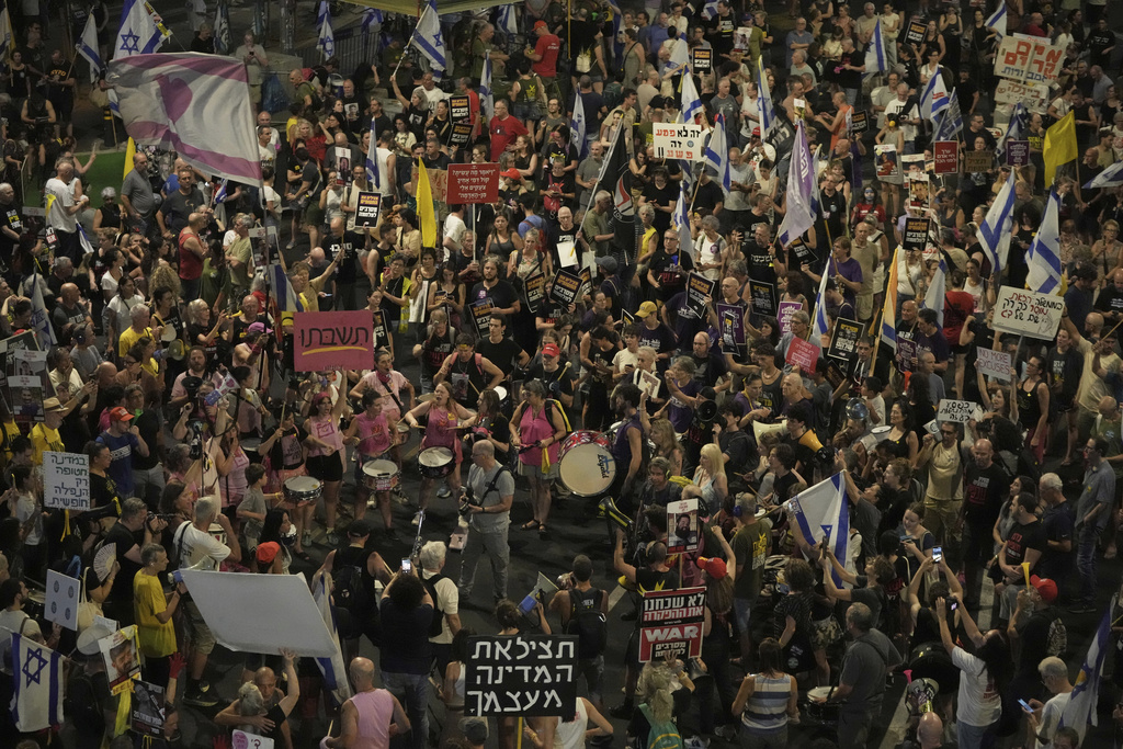 People take part in a protest demanding the end of the war, the immediate release of hostages held by Hamas in the Gaza Strip, and against Prime Minister Benjamin Netanyahu's government in Tel Aviv, Saturday, Aug. 16, 2025. (AP Photo/Mahmoud Illean)