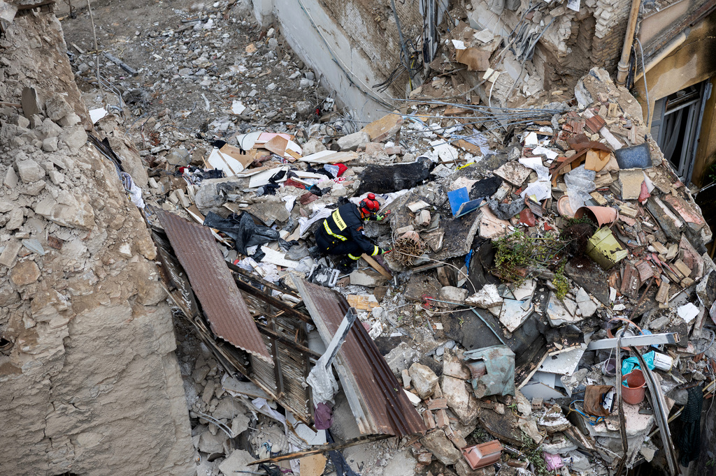 A rescuer works at the scene following Friday's powerful blast in Athens' Plaka district, Saturday, Sept. 26, 2026. (AP Photo/Yorgos Karahalis)