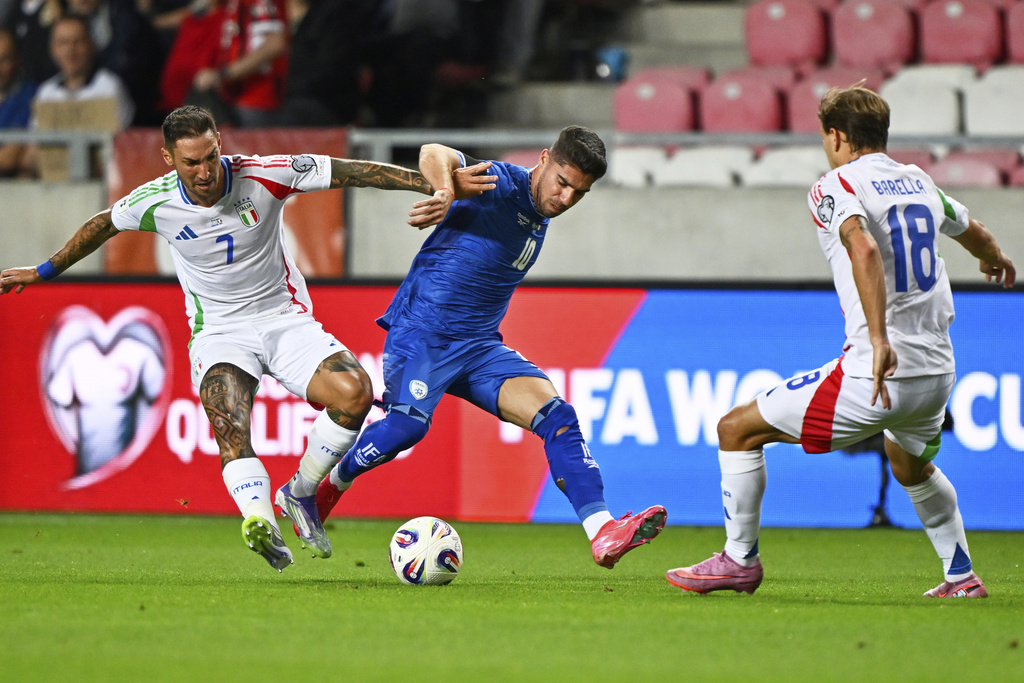 Israel's Manor Solomon, centre, in action against Italy's Matteo Politano, left, and Italy's Nicolo Barella during a Group I, World Cup qualifier soccer match between Israel and Italy at the Nagyerdei Stadium in Debrecen, Hungary, Monday, Sept. 8, 2025. (AP Photo/Denes Erdos)
