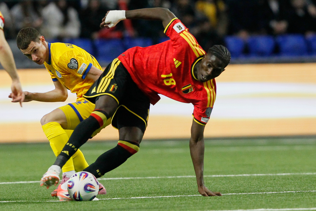 Belgium Amadou Onana, right, and Kazakhstan's Islam Chesnokov challenge for the ball during the 2026 World Cup group J qualifying soccer match between Kazakhstan and Belgium in Astana, Kazakhstan, Saturday, Nov. 15, 2025. (AP Photo)
