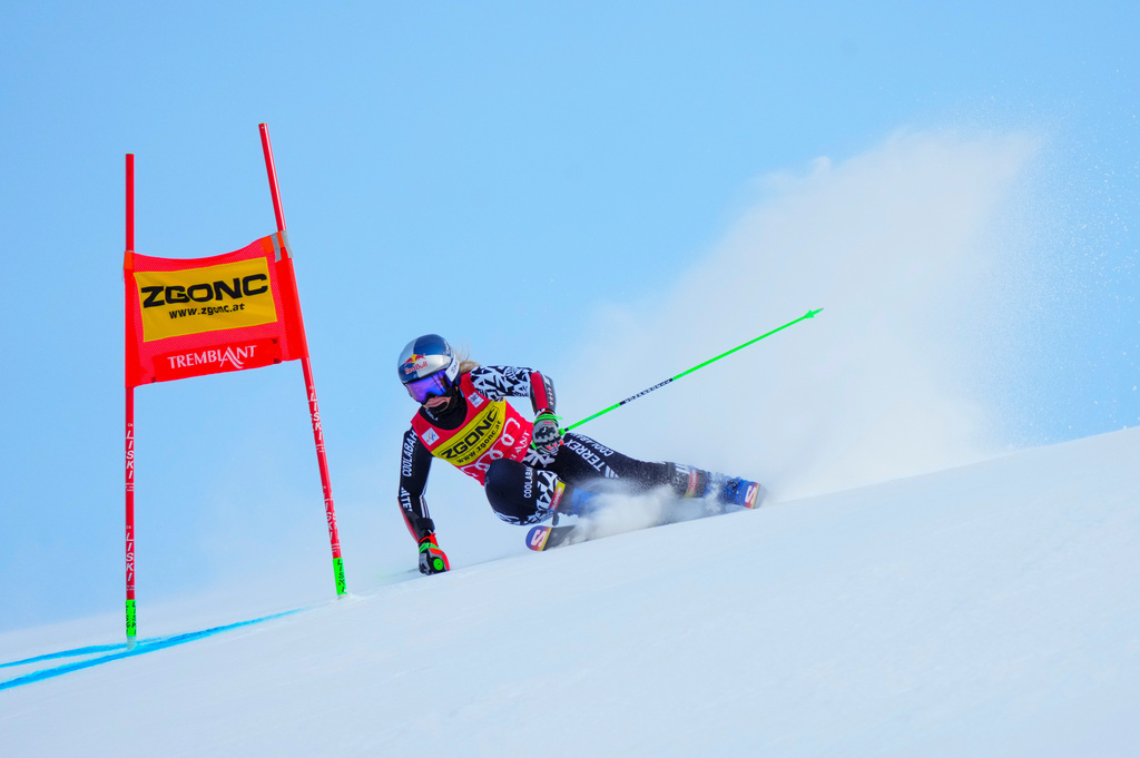 Alice Robinson, of New Zealand, speeds down the course as she races in the women's World Cup giant slalom in Mont Tremblant, Que., Sunday, Dec. 7, 2025. (Sean Kilpatrick/The Canadian Press via AP)
