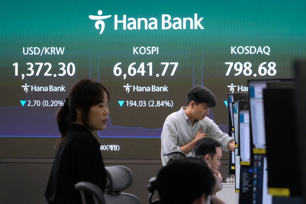 Currency traders work near a screen showing the Korea Composite Stock Price Index (KOSPI) and the foreign exchange rate between U.S. dollar and South Korean won at the foreign exchange dealing room of the Hana Bank headquarters in Seoul, South Korea, Wednesday, Sept. 2, 2026. (AP Photo/Ahn Young-joon)