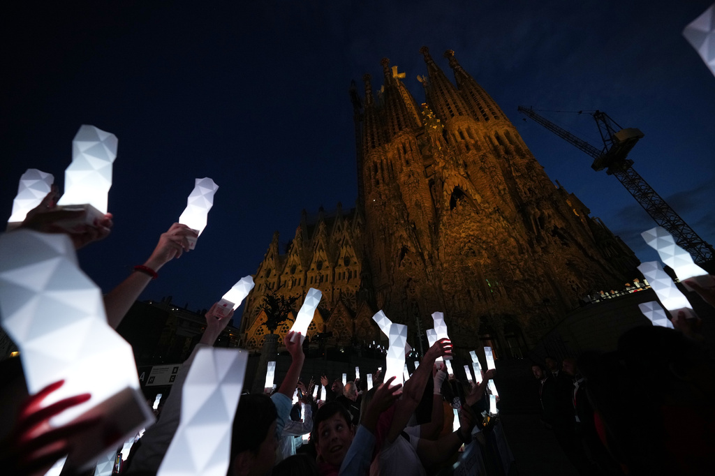 Faithful attend the the inauguration ceremony of the Tower of Jesus Christ at the Basilica of the Sagrada Familia in Barcelona, Spain, Wednesday, June 10, 2026 (AP Photo/Alessandra Tarantino)