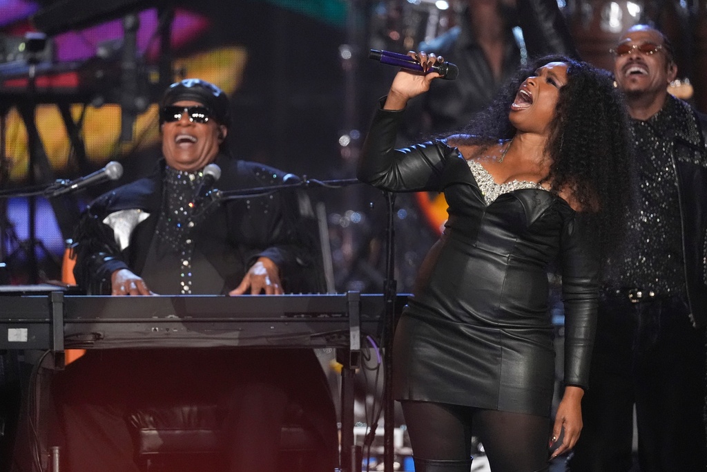 Stevie Wonder, from left Jennifer Hudson and Maxwell perform during the 2025 Rock and Roll Hall of Fame Induction Ceremony on Saturday, Nov. 8, 2025, at L.A. Live in Los Angeles. (AP Photo/Chris Pizzello)