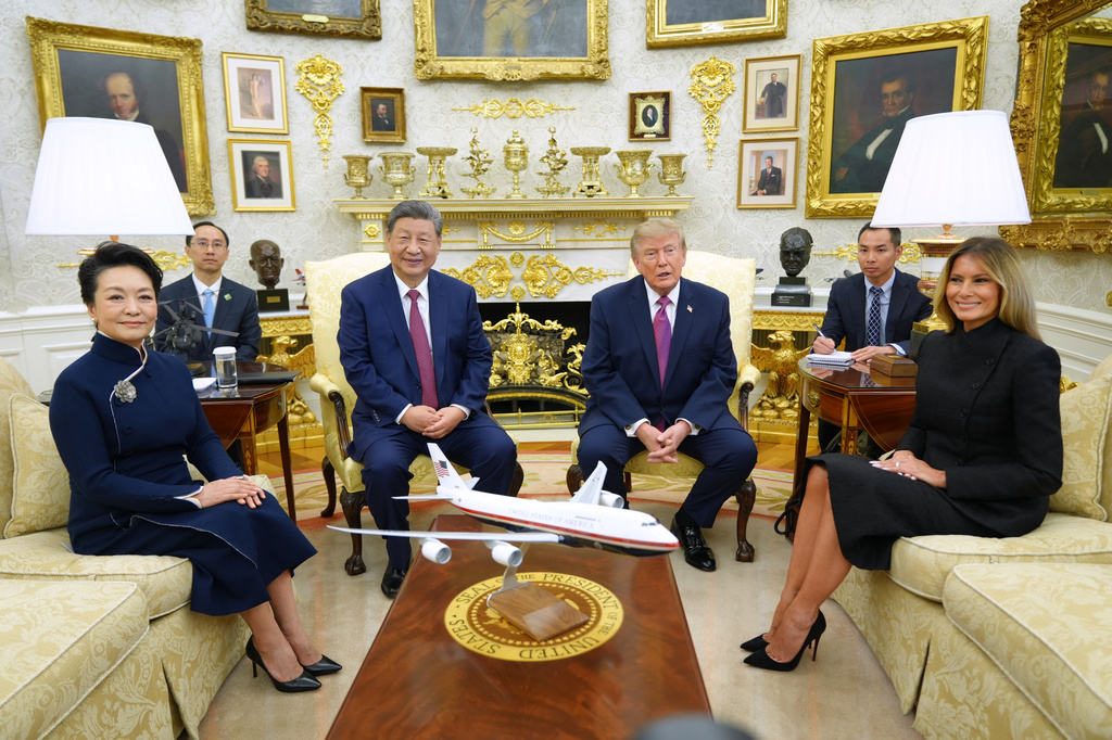 President Donald Trump, first lady Melania Trump, China's President Xi Jinping and his wife Peng Liyuan pose for a photo before a meeting in the Oval Office of the White House, Thursday, Sept. 24, 2026, in Washington. (AP Photo/Jacquelyn Martin)