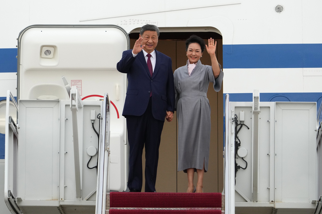 China's President Xi Jinping and his wife Peng Liyuan wave as they arrive at Joint Base Andrews, Md., Wednesday, Sept. 23, 2026, to be greeted by President Donald Trump and first lady Melania Trump. (AP Photo/Alex Brandon)