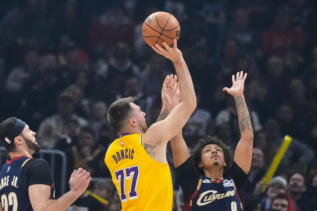 Los Angeles Lakers guard Luka Doncic (77) shoots over Cleveland Cavaliers guard Craig Porter Jr., right, in the first half of an NBA basketball game in Cleveland, Wednesday, Jan. 28, 2026. (AP Photo/Sue Ogrocki)
