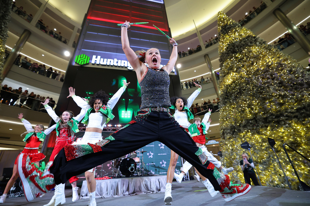 JoJo Siwa performs as shoppers watch at Mall of America for Black Friday deals, Friday, Nov. 28, 2025, in Bloomington, Minn. (AP Photo/Adam Bettcher)