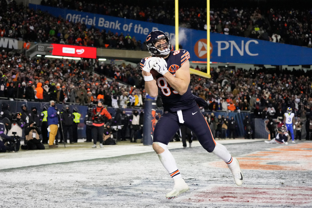 Chicago Bears tight end Cole Kmet makes a touchdown catch in the final seconds of regulation of an NFL football divisional playoff game against the Los Angeles Rams Sunday, Jan. 18, 2026, in Chicago. (AP Photo/Nam Y. Huh)