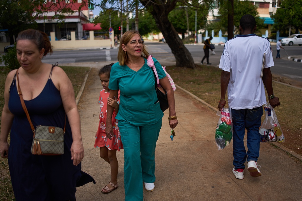 State-run bodega manager Roberto Roman carries bags of donated Mexican humanitarian assistance to be delivered to a family, in Havana, Cuba, Thursday, Feb. 19, 2026. (AP Photo/Ramon Espinosa)
