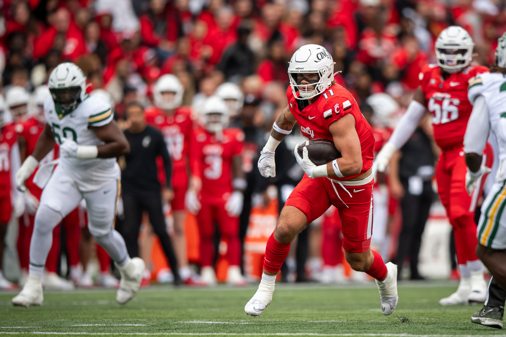 Cincinnati tight end Joe Royer (11) rushes down the field during the first quarter of an NCAA college football game against Baylor, Saturday, Oct. 25, 2025, in Cincinnati. (AP Photo/Tanner Pearson)
