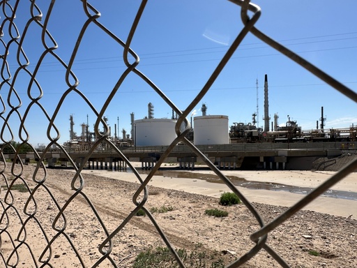 The HF Sinclair Navajo Refinery stands in Artesia, New Mexico, May 21, 2025. (AP Photo/Susan Montoya Bryan) The HF Sinclair Navajo Refinery stands in Artesia, New Mexico, May 21, 2025. (AP Photo/Susan Montoya Bryan)