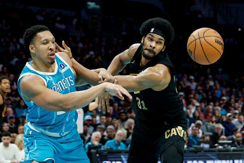 Cleveland Cavaliers center Jarrett Allen (31) and Charlotte Hornets forward Grant Williams, left, fight for a rebound during the first half of an NBA basketball game in Charlotte, N.C., Wednesday, Jan. 21, 2026. (AP Photo/Nell Redmond)