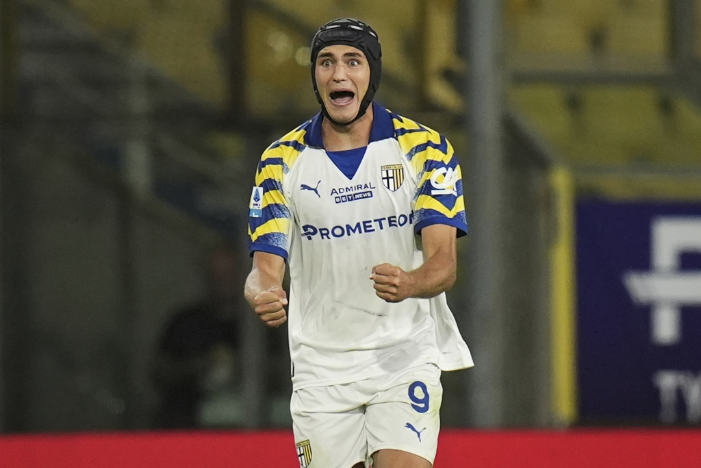 Parma's Mateo Pellegrino Casalanguida celebrates after scoring his side's second goal during a Serie A soccer match between Parma and Torino at the Ennio Tardini Stadium in Parma, northern Italy, Monday, Sept. 29, 2025. (Massimo Paolone/LaPresse via AP)