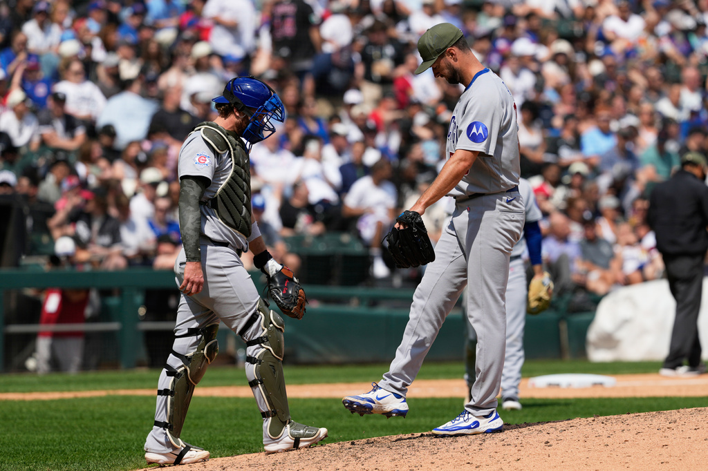 Chicago Cubs starting pitcher Colin Rea, right, kicks the mound as he talks with catcher Carson Kelly, left, during the fifth inning of a baseball game against the Chicago White Sox in Chicago, Sunday, May 17, 2026. (AP Photo/Nam Y. Huh)