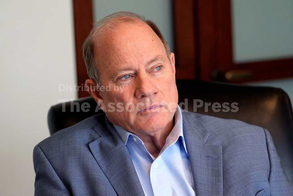 Former Detroit Mayor Duggan cites toxic political climate, suspending his run for Michigan governor