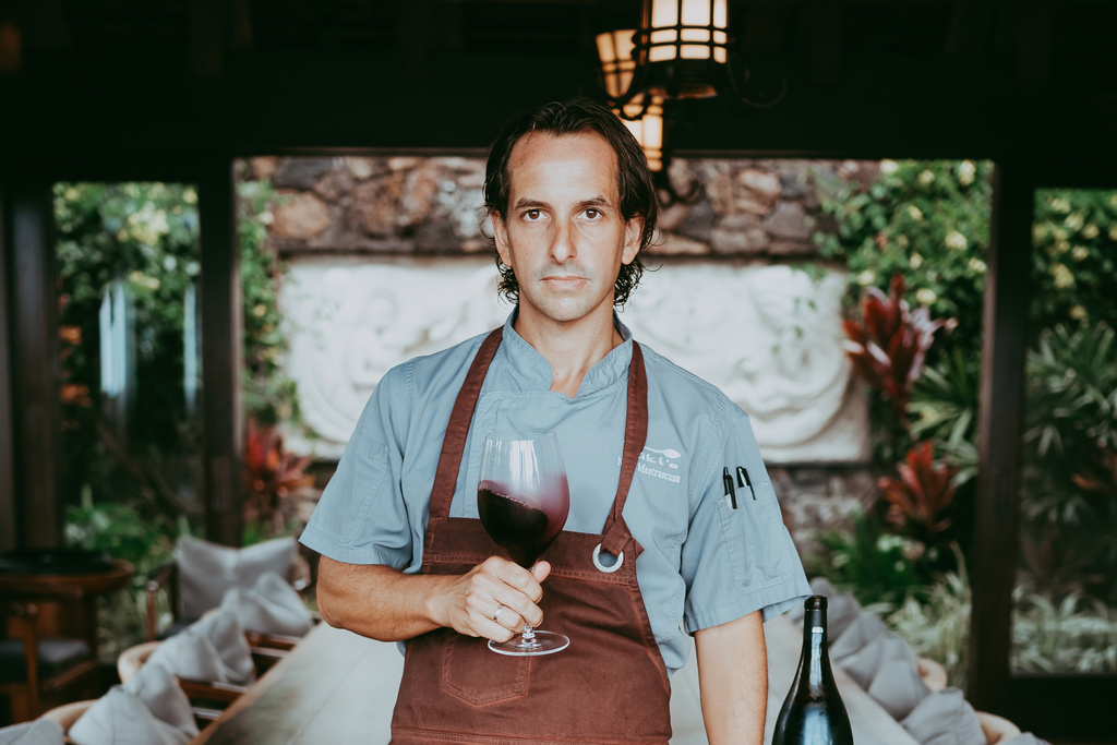 CORRECTS NAMES TO MASTRASCUSA - This photo provided by Natalia Mastrascusa shows Nick Mastrascusa posing for a photo in Kailua-Kona, Hawaii, 2023. (Natalia Mastrascusa via AP)