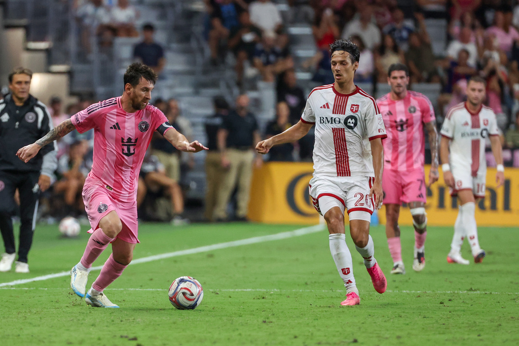 Inter Miami forward Leo Messi (10) controls the ball against Toronto FC forward Dániel Sallói (20) during the first half of an MLS soccer game on Saturday, Aug. 22, 2026, in Miami. (AP Photo/David Santiago)