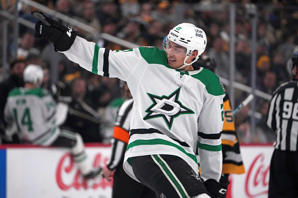 Dallas Stars' Jason Robertson (21) returns to the bench after scoring during the second period of an NHL hockey game against the Pittsburgh Penguins in Pittsburgh, Saturday, March 28, 2026. (AP Photo/Gene J. Puskar)