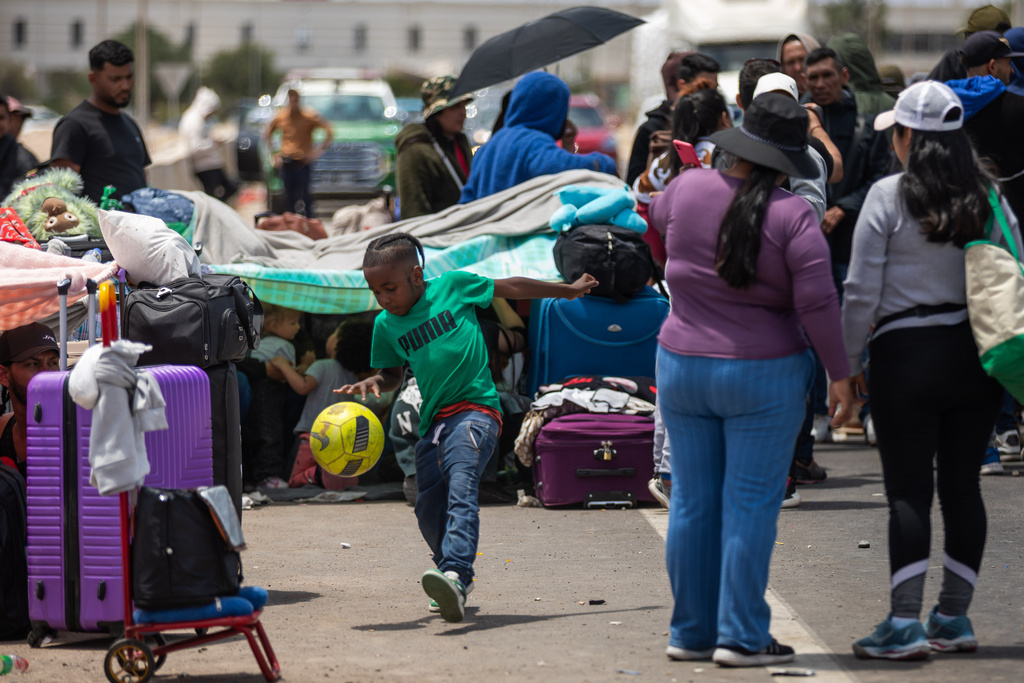 Migrants, mostly from Venezuela, wait to cross into Peru at the Chacalluta border crossing point in Arica, Chile, Friday, Nov. 28, 2025. (AP Photo/Ibar Silva)
