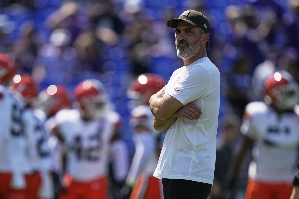 Cleveland Browns head coach Kevin Stefanski watches during warm ups before an NFL football game between the Baltimore Ravens and the Cleveland Browns, Sunday, Sept. 14, 2025, in Baltimore. (AP Photo/Stephanie Scarbrough)
